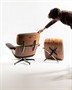 KŘESLO CHARLES & RAY EAMES S PODNOŽKOU – fotografie 5 z 5