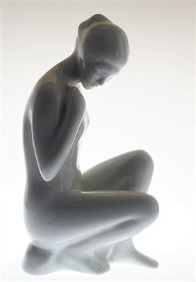 Bruselský styl - Sedící nahá dívka Royal Dux porcelán