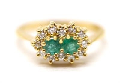 Zlatý prsten s diamanty a smaragdy