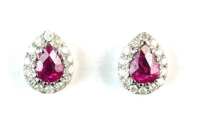 Zlaté náušnice s diamanty a rubíny