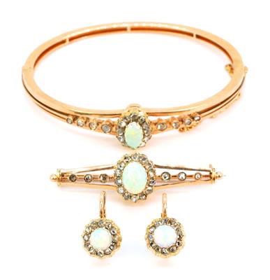 Zlatá souprava s opály a diamanty