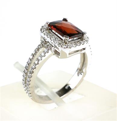 Zlatý prsten s granátem  a brilianty