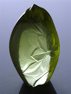 sleněná plastika rytá