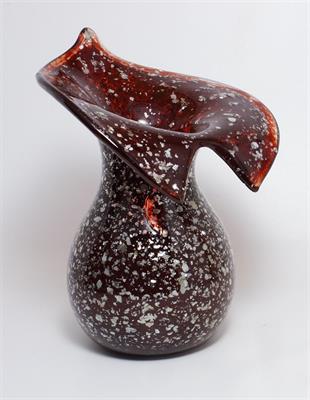 Secesní váza z rubínového skla se zataveným aventurinem