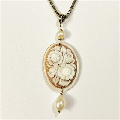 Stříbrný zlacený neorenesančí náhrdelník s kamejí a perlami