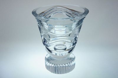 Masivní váza z broušeného křišťálového skla s organickým dekorem