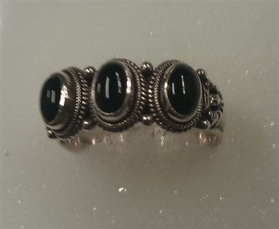 Stříbrný prsten s onyxy