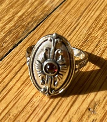 Stříbrný prsten s florálním motivem