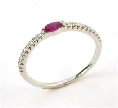Zlatý prsten s rubínem a brilianty