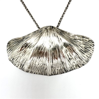 Originální stříbrný náhrdelník s mušlovým závěsem