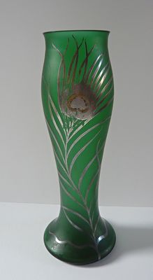 Secesní váza se stříbrným dekorem