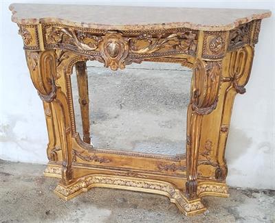 Zlacený konzolový stolek.