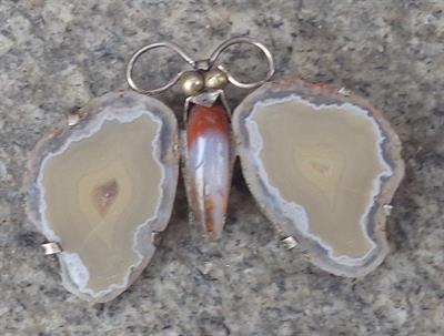 Motýl - Art deco stříbrná brož s acháty