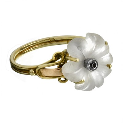 Zlatý prsten s křišťálovou květinou