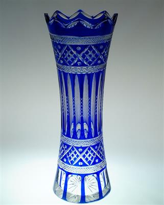Honosná váza z kobaltově modrého probrušovaného skla