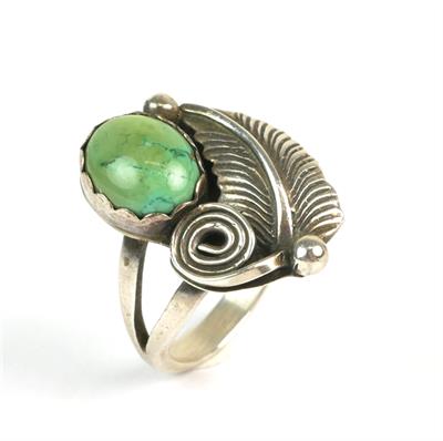 Stříbrný prsten se zeleným kamenem