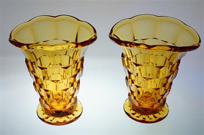 Pár váz z ambrového skla s kubistickým dekorem