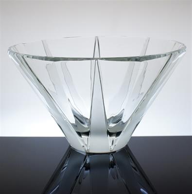 Velká fazetově broušená mísa v kubistickém tvarosloví