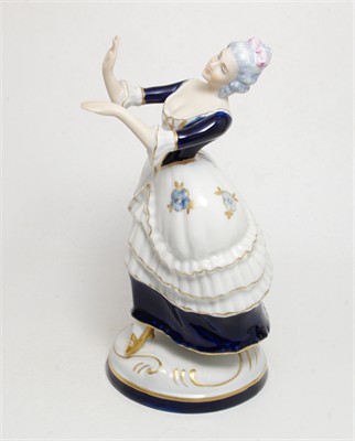 Dáma v šatech, figurka v rokokovém slohu Royal Dux porcelán