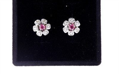 Květinové náušnice s rubíny a diamanty ze 14kt bílého zlata