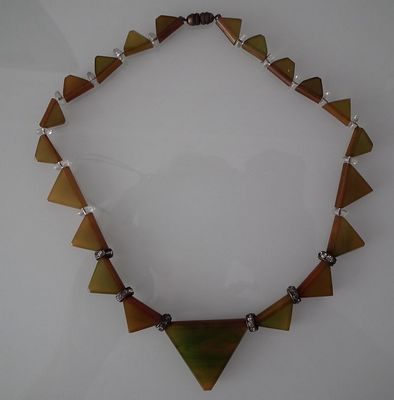 Náhrdelník z polodrahokamů. Stará práce.