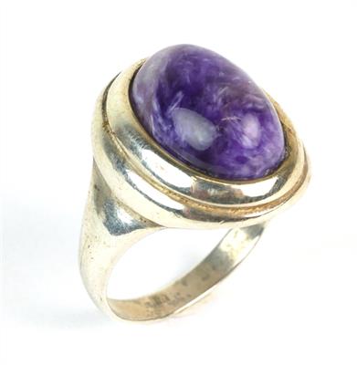 Stříbrný prsten s fialovým kamenem