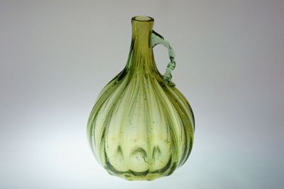 Barokní karafa s ouškem z lesního skla