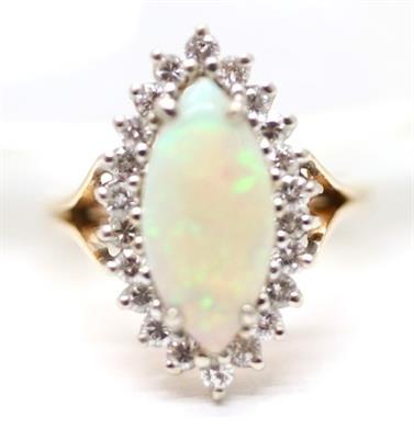 Zlatý prsten s diamanty a opálem