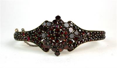 Granátový náramek