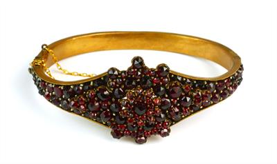 Granátový náramek s růžicí