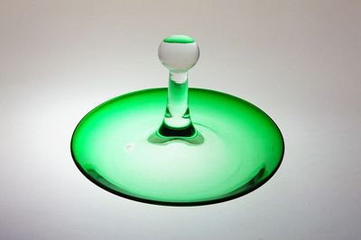 Půvabná miska ve tvaru kapky dopadlé na vodní hladinu