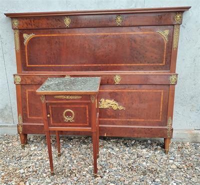 Postel s nočním stolkem - empír