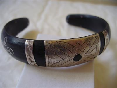 NÁRAMEK  SE  STŘÍBRNÝM  KOVÁNÍM