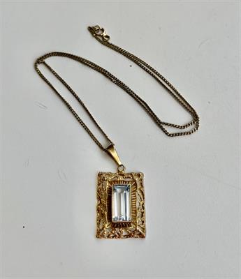 Zlatý závěs se spinelem