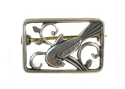 Drobná stříbrná brož s motivem ptáčka