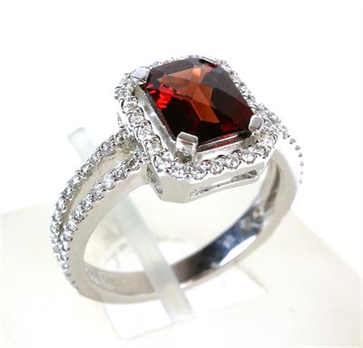 Zlatý prsten s diamanty a granátem