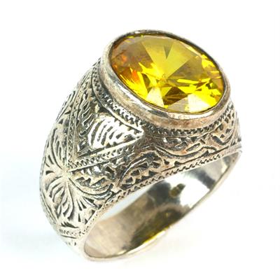 Stříbrný prsten s žlutým kamenem