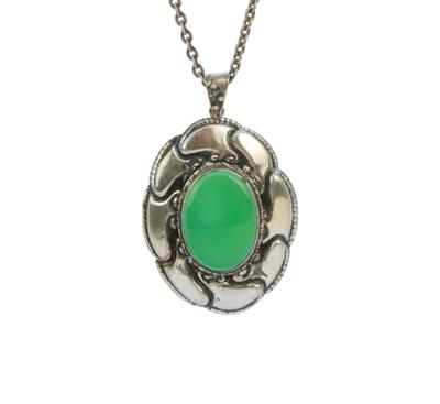 Stříbrný náhrdelník se zeleným kamenem