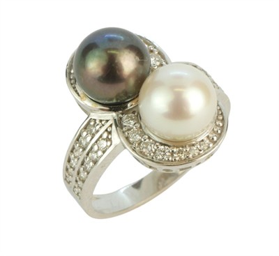 Zlatý prsten s perlami a diamanty