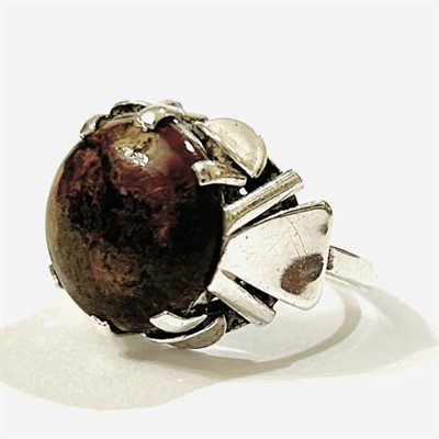 Stříbrný starožitný prsten s jaspisem