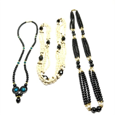 Tři náhrdelníky s hematity