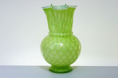 Secesní váza z uranového skla s chromaventurinem