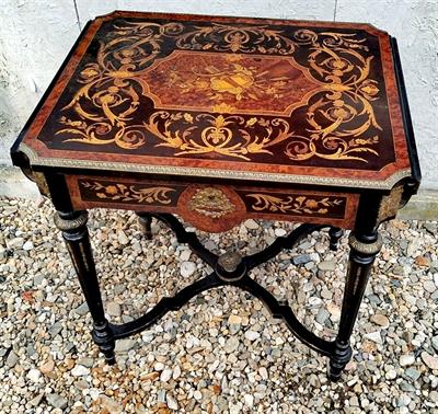 Bohatě intarzovaný stolek