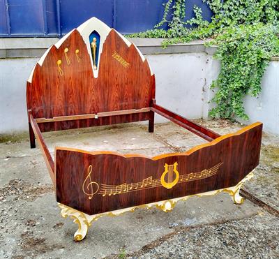 Vyřezáváná postel