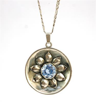 Stříbrný náhrdelník s modrým spinelem