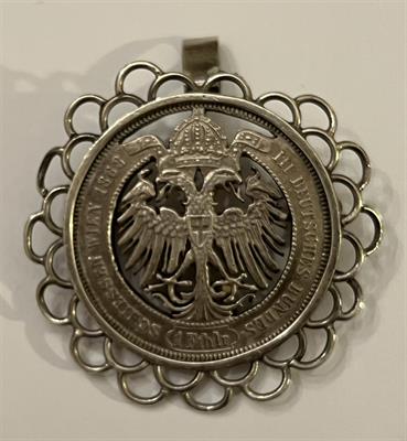 Stříbrný závěs z mince