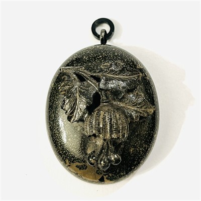 Starožitný ebonitový přívěšek/medailon