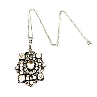 Velký stříbrný náhrdelník se zdobným závěsem