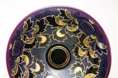 Velká mísa ze zlaceného ametystového skla