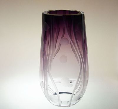 ARTová broušená váza z ametystového skla